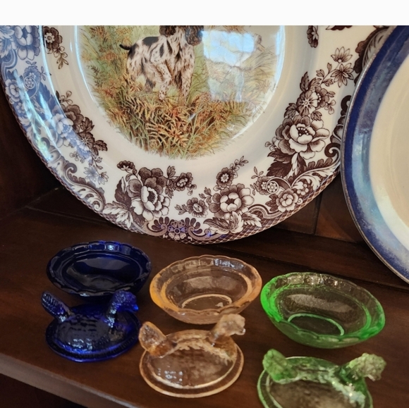 Set of Three Glass Hen On NEST Dishes in Blue, PINK,Green SALT CELLAR MINIATURES - Picture 2 of 2